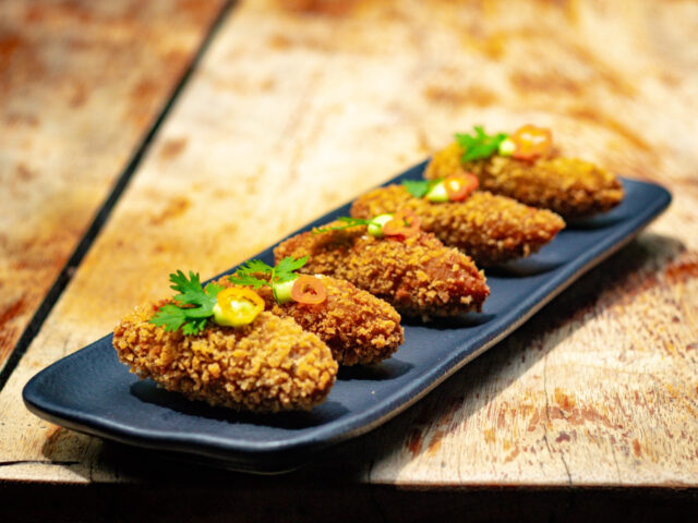 Foto: Croquete de vatapá com camarão. Crédito: divulgação/Michael Gregory